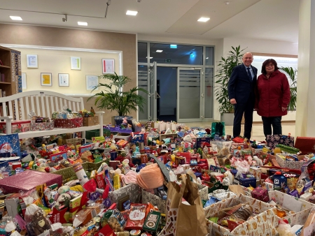 Da bleibt nur noch, zu staunen und sich zu freuen – Landrat und Schirmherr der Paderborner Tafel, Christoph Rüther, und Vera Jennebach, 1. Vorsitzende des Vereins, schicken die Päckchen aus dem Kreishaus auf die weihnachtliche Reise. 